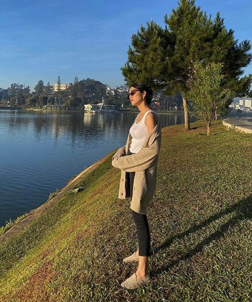 Đặc biệt, đôi giày mà nữ diễn viên đang đi còn khiến khán giả bất ngờ hơn nữa. Bởi đây là đôi giày yêu thích của Tăng Thanh Hà và cô sử dụng nó từ năm 2017 đến giờ. Nữ diễn viên thường xuyên chọn đôi giày này dù là đi du lịch, mua sắm hay đi cà phê với bạn bè.