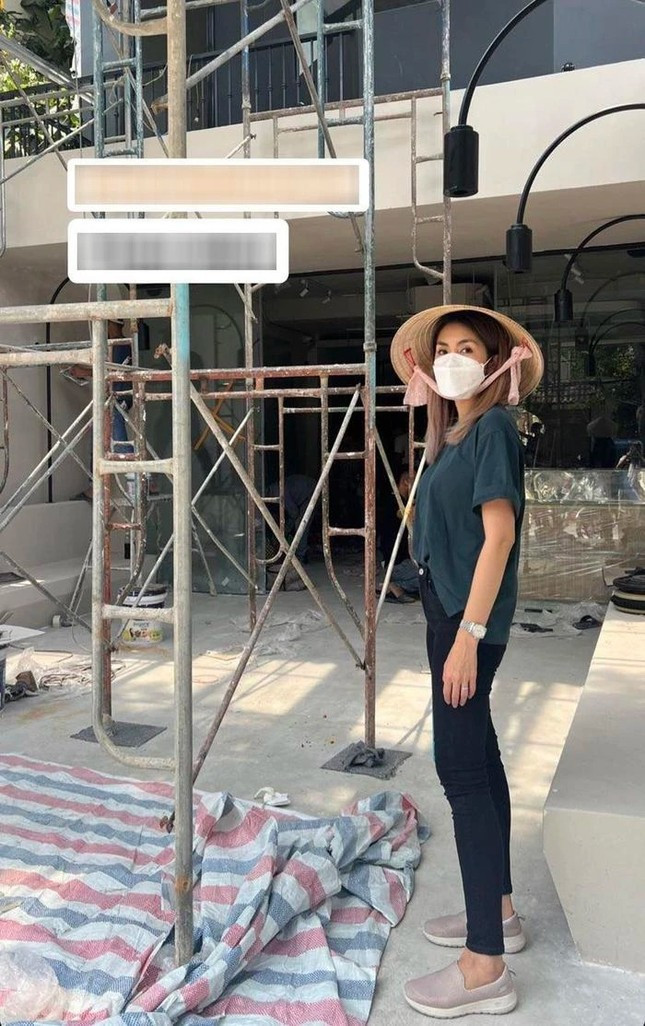 Khán giả cũng đã quen với hình ảnh Tăng Thanh Hà thả dáng đầy sang chảnh trong căn biệt thự đắt giá nên càng ngạc nhiên với tấm ảnh mà cô đăng tải. Trong hình, “ngọc nữ màn ảnh Việt” diện đồ đơn giản, đeo khẩu trang, đội mũ và đang đứng ở một khu vực xây dựng dang dở. Nhìn vào ánh mắt của Hà Tăng có thể thấy cô đang rất vui vẻ, hào hứng với công trình mới.