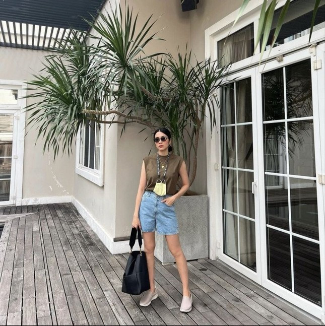 Đôi giày này của một thương hiệu bình dân, có giá chỉ hơn 500K nhưng vẫn được nữ diễn viên mang đi khắp nơi, kết hợp với nhiều loại trang phục. Chính kiểu dáng đơn giản, màu sắc trung tính đã giúp mẫu giày rất dễ phối đồ, đi với váy hay quần jeans áo thun đều hợp.