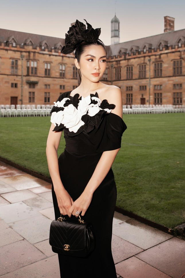 Tuy đã rút lui khỏi showbiz nhiều năm nhưng Tăng Thanh Hà vẫn là cái tên có sức hút chẳng kém gì các ngôi sao hạng A. Mỗi tấm ảnh cô đăng tải trên tài khoản Instagram cá nhân đều nhanh chóng gây chú ý, mỗi lần Tăng Thanh Hà xuất hiện ở một sự kiện giải trí nào đó đều trở thành tâm điểm.