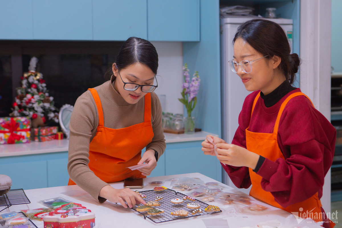 Sau khi lớp màu đường khô, những chiếc bánh được đóng gói để các thành viên tham gia mang về.