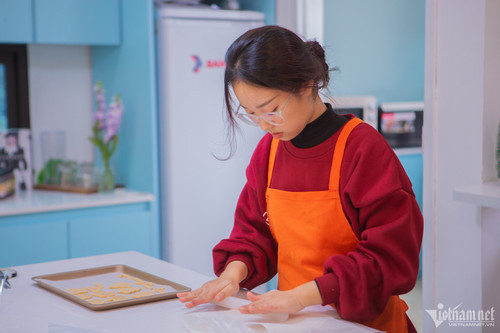 Các bạn trẻ thích thú khi được hướng dẫn và làm công đoạn như: trộn bột, cán bột, tạo hình bánh, nướng bánh và trang trí từng chiếc bánh quy gừng.