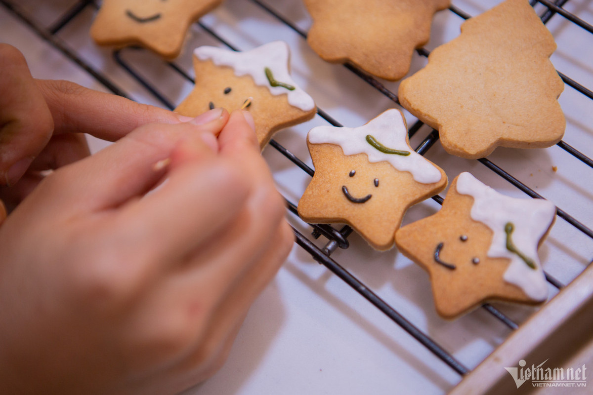 Sau khi bánh được nướng chín và để nguội khoảng 10 phút, các thành viên có thể tùy ý trang trí từng đường nét, vẽ màu đường lên những chiếc bánh quy gừng của mình theo ý thích.