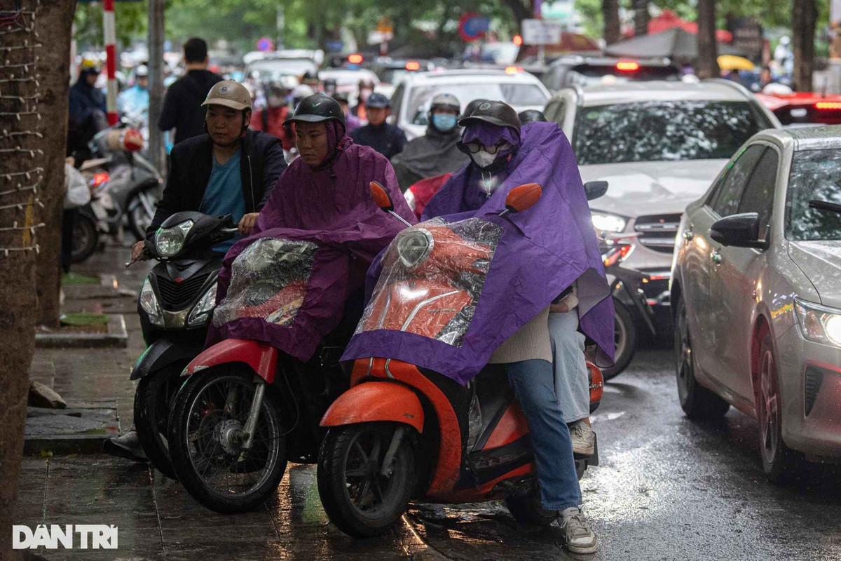 Nhiều phương tiện lao lên vỉa hè tìm lối đi để rời khỏi đoạn đường ách tắc.
