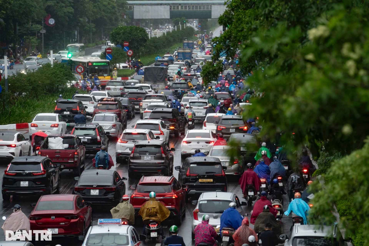 Lưu lượng phương tiện tham gia trên đường Trần Duy Hưng cũng khá đông đúc, ùn ứ kéo dài tại các điểm dừng chờ đèn đỏ.