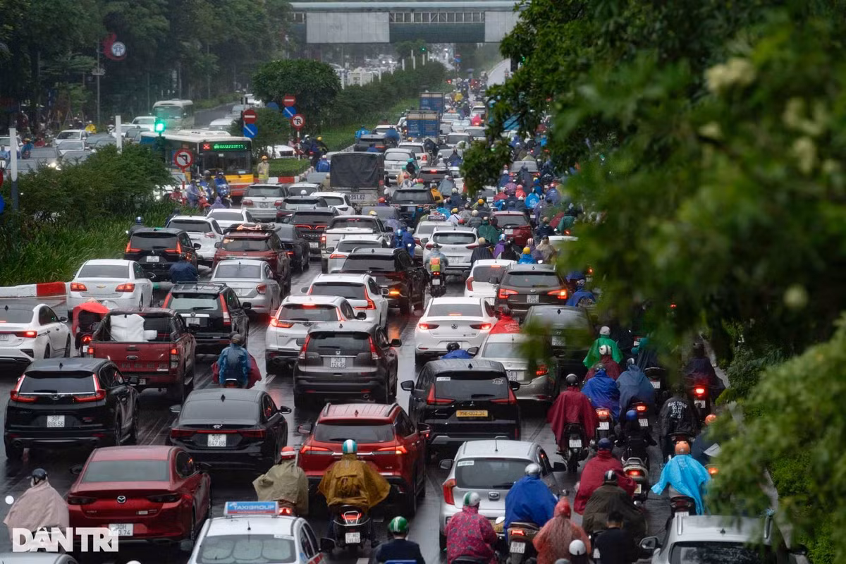 Lưu lượng phương tiện tham gia trên đường Trần Duy Hưng cũng khá đông đúc, ùn ứ kéo dài tại các điểm dừng chờ đèn đỏ.
