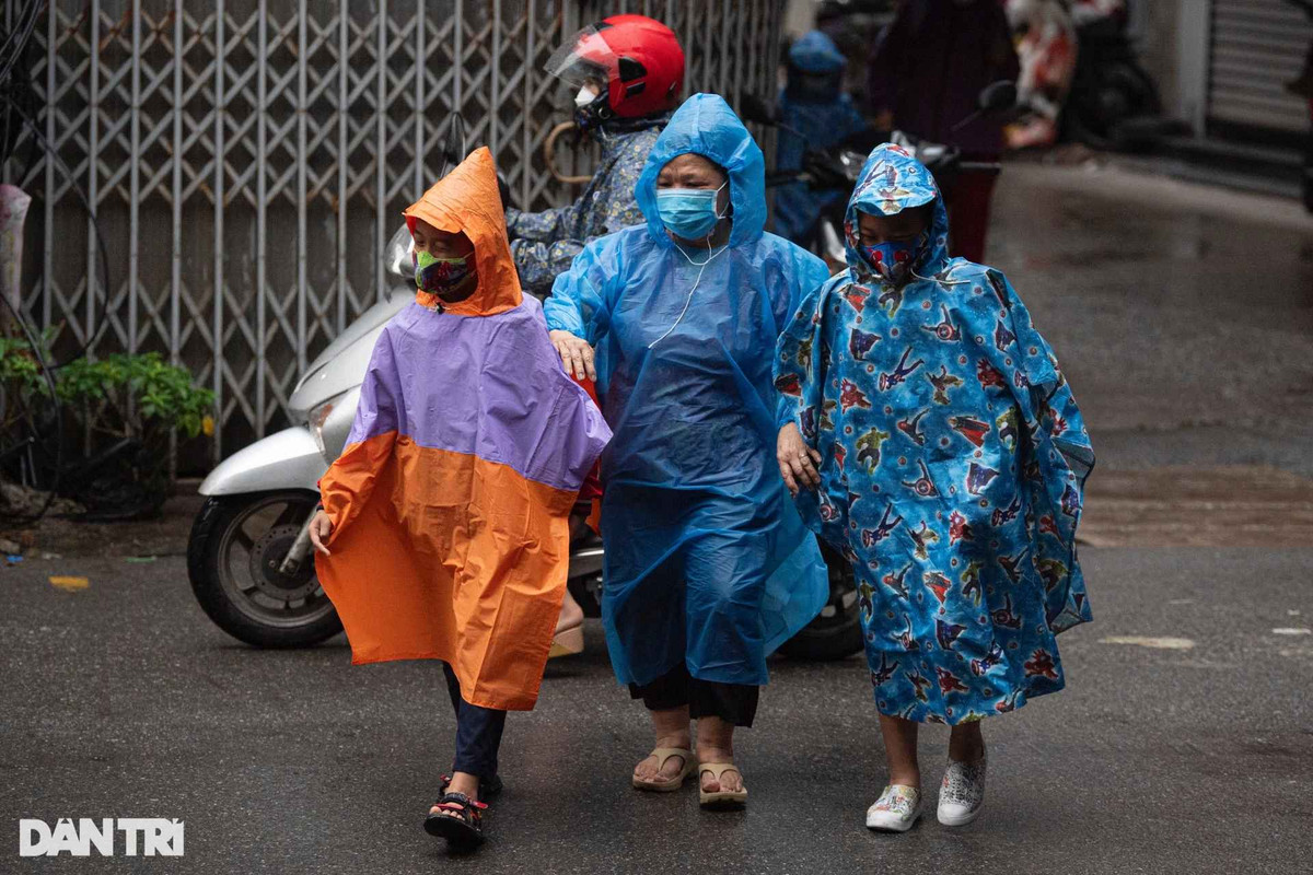 Không khí lạnh kèm theo mưa nhỏ, các bậc phụ huynh cũng vất vả hơn trong việc đưa con nhỏ đến trường học trong sáng đầu tuần.