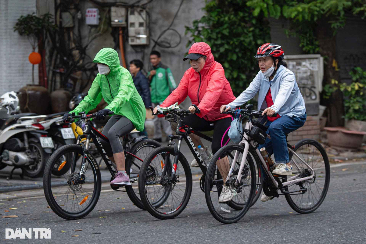 Sáng 13/11, không khí lạnh tăng cường tại khu vực phía bắc khiến nhiệt độ tại Hà Nội giảm sâu. Khoảng 6h, nhiệt độ chỉ còn 17 độ C, người dân Thủ đô dần cảm nhận rõ được cái lạnh khi mùa đông đã đến. Nhiều người dân trong sáng sớm nay mặc áo ấm ra đường tập thể dục, đạp xe quanh hồ Hoàn Kiếm.