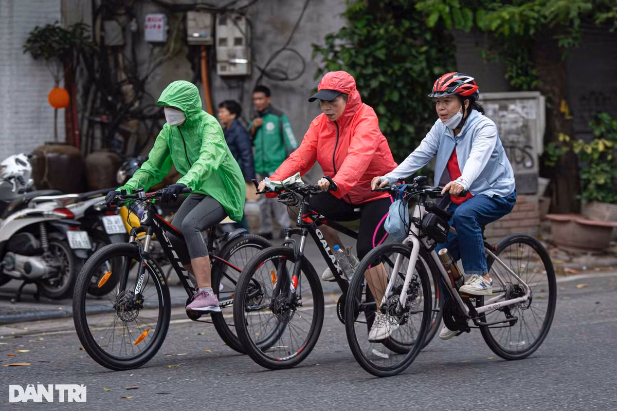 Sáng 13/11, không khí lạnh tăng cường tại khu vực phía bắc khiến nhiệt độ tại Hà Nội giảm sâu. Khoảng 6h, nhiệt độ chỉ còn 17 độ C, người dân Thủ đô dần cảm nhận rõ được cái lạnh khi mùa đông đã đến. Nhiều người dân trong sáng sớm nay mặc áo ấm ra đường tập thể dục, đạp xe quanh hồ Hoàn Kiếm.