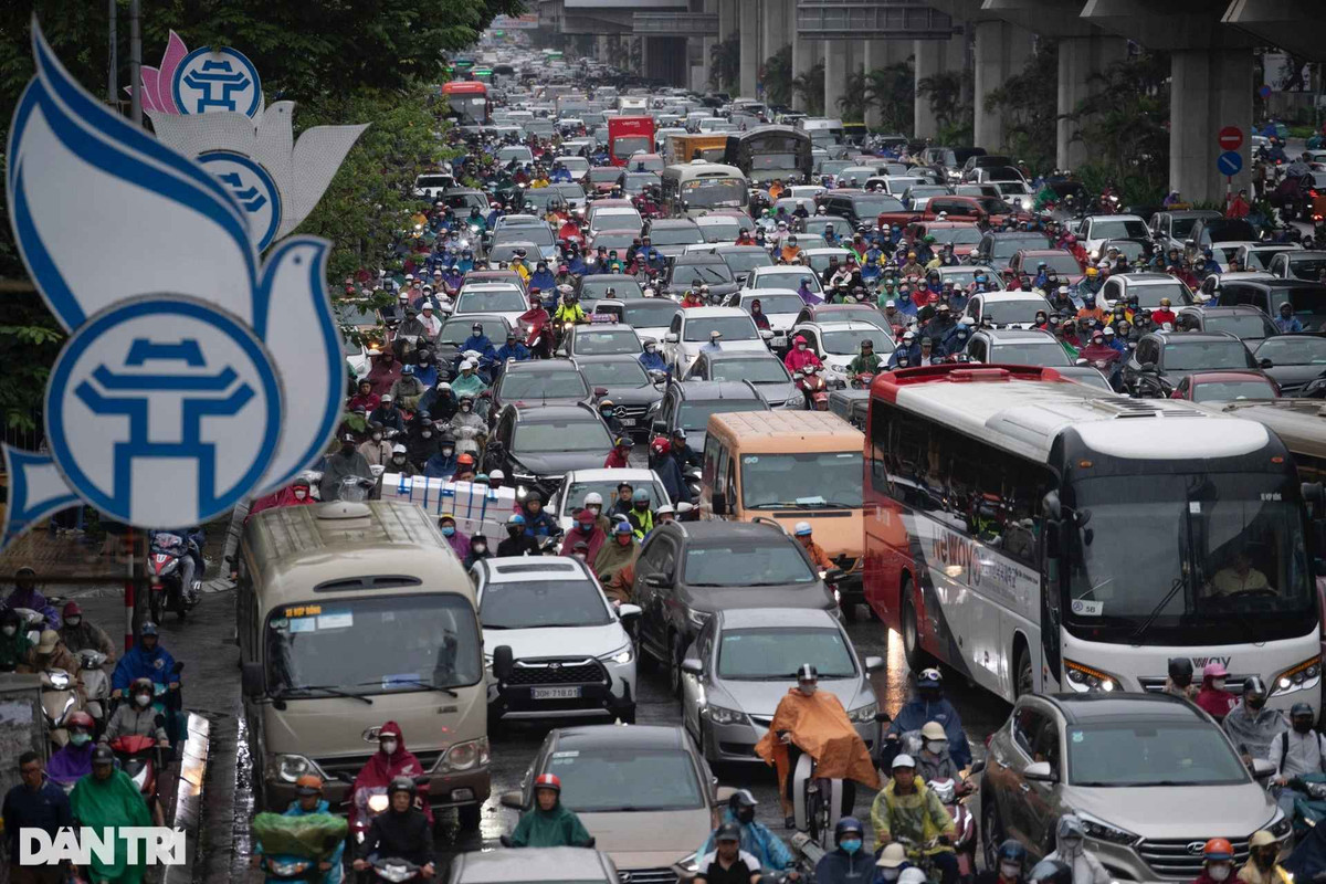 Hàng nghìn phương tiện nối đuôi nhau di chuyển khó khăn trên đường Nguyễn Trãi theo cả 2 hướng đi Ngã Tư Sở và Hà Đông.