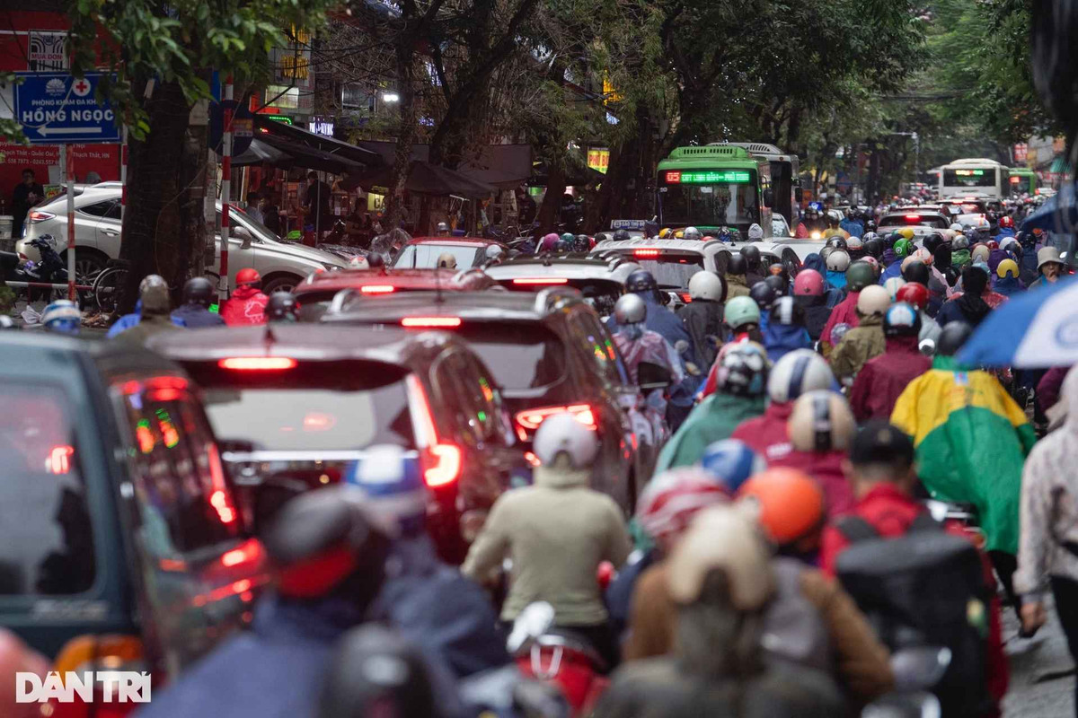 Đường Nguyễn Tuân (quận Thanh Xuân) cũng rơi vào tình trạng ùn tắc tương tự.