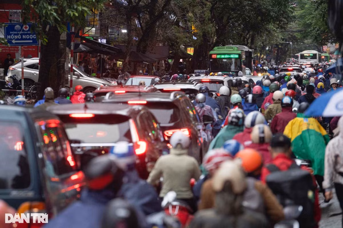 Đường Nguyễn Tuân (quận Thanh Xuân) cũng rơi vào tình trạng ùn tắc tương tự.