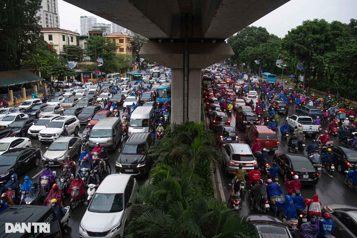 Ghi nhận lúc 7h30 trên đường Nguyễn Trãi (quận Thanh Xuân), các phương tiện tham gia giao thông "dậm chân tại chỗ" chờ đèn đỏ khá lâu do dòng phương tiện ùn ứ kéo dài.