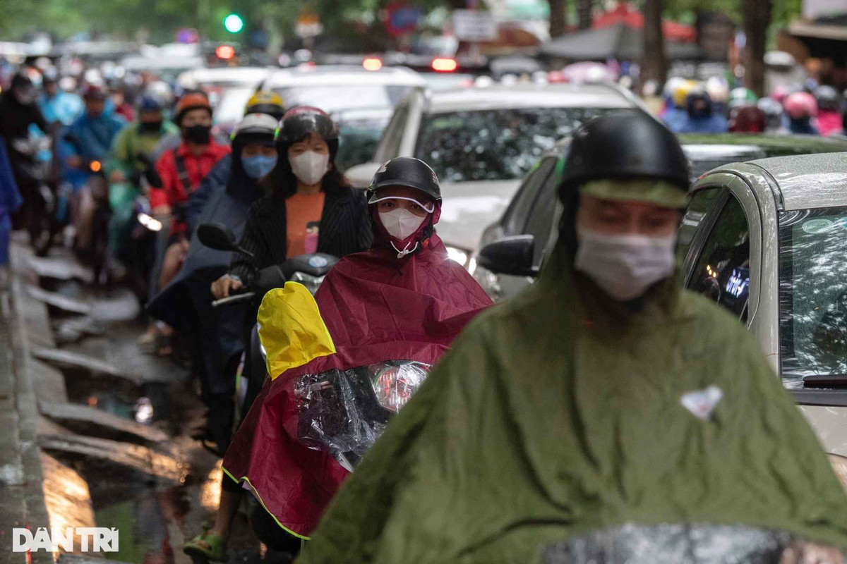 Chị Hà Bích Ngọc (28 tuổi, từ Thanh Xuân di chuyển tới Cầu Giấy) chia sẻ, dự đoán sáng nay tuyến đường mình đi làm sẽ ùn tắc, chị đã đi sớm 20 phút so với mọi ngày nhưng vẫn "chôn chân" hơn 30 phút khi chưa thoát khỏi đường Ngụy Như Kon Tum.