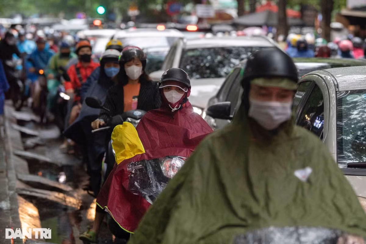 Chị Hà Bích Ngọc (28 tuổi, từ Thanh Xuân di chuyển tới Cầu Giấy) chia sẻ, dự đoán sáng nay tuyến đường mình đi làm sẽ ùn tắc, chị đã đi sớm 20 phút so với mọi ngày nhưng vẫn "chôn chân" hơn 30 phút khi chưa thoát khỏi đường Ngụy Như Kon Tum.