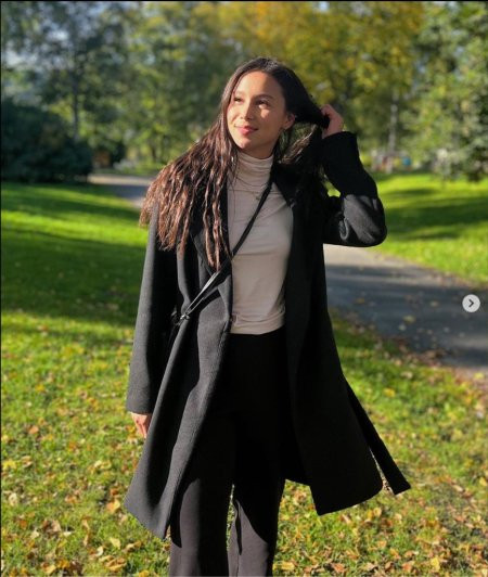 Bên ngoài sân cỏ Eggesvik có gu thời trang đơn giản nhưng không kém phần xinh đẹp.