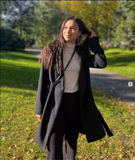 Bên ngoài sân cỏ Eggesvik có gu thời trang đơn giản nhưng không kém phần xinh đẹp.