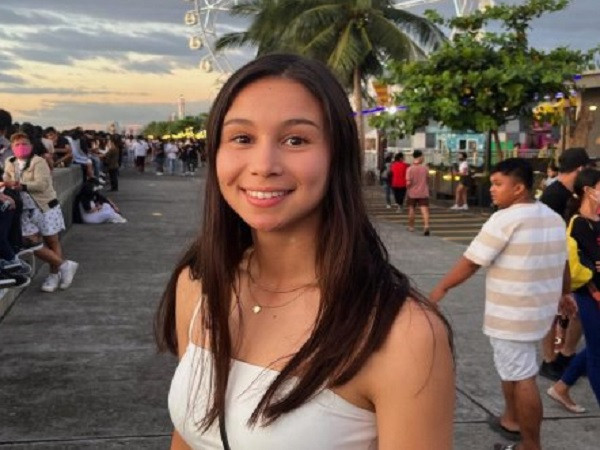 Nụ cười toả nắng của cầu thủ mang hai dòng máu Na Uy và Philippines gây "đốn tim" các cổ động viên.