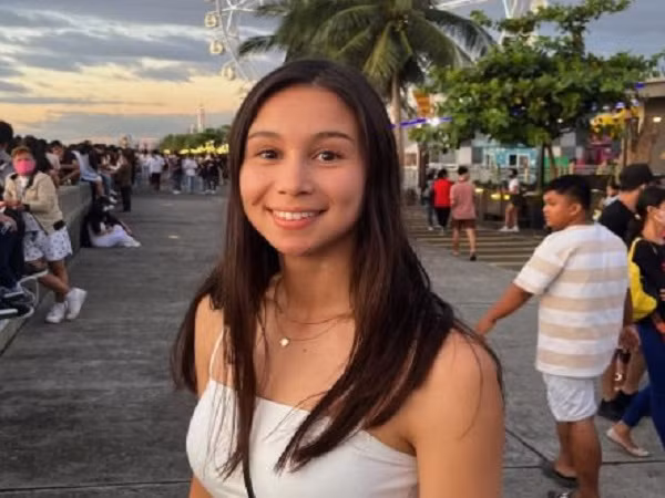 Nụ cười toả nắng của cầu thủ mang hai dòng máu Na Uy và Philippines gây "đốn tim" các cổ động viên.