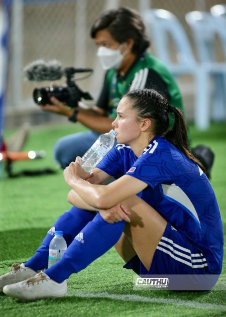 Dù được đánh giá nhỉnh hơn nhưng đội tuyển nữ Philippines bất ngờ để thua nữ Myanmar với tỷ số 0-1 ở trận đầu tiên tại SEA Games 32. Sau trận đấu Sara Eggesvik ngồi trầm ngâm bên ngoài đường pitch.