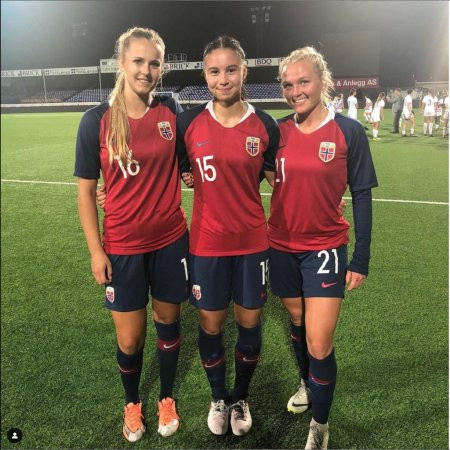 Nữ tiền vệ này từng có thời gian khoác áo đội tuyển nữ Na Uy ở cấp độ trẻ. Cô có trận ra mắt cho U19 Na Uy trong chiến thắng 1–0 trước U19 Anh vào năm 2016.