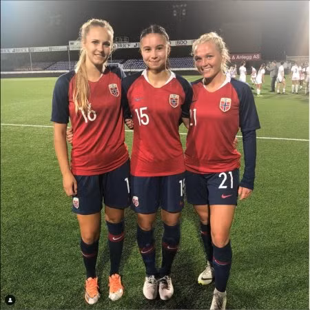 Nữ tiền vệ này từng có thời gian khoác áo đội tuyển nữ Na Uy ở cấp độ trẻ. Cô có trận ra mắt cho U19 Na Uy trong chiến thắng 1–0 trước U19 Anh vào năm 2016.