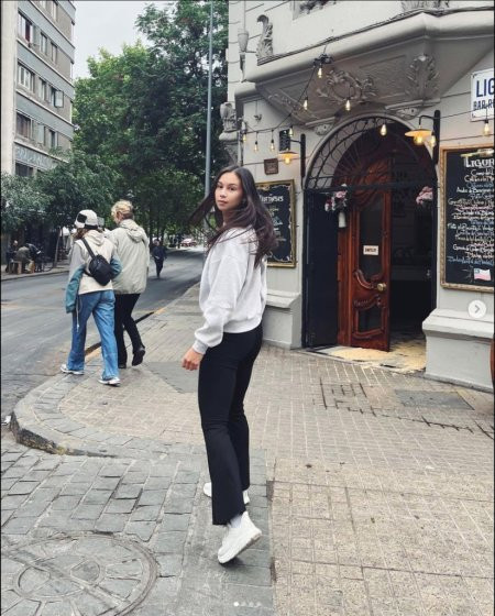 Cô nàng cũng thường chia sẻ ảnh chụp đi du lịch trên Instagram.