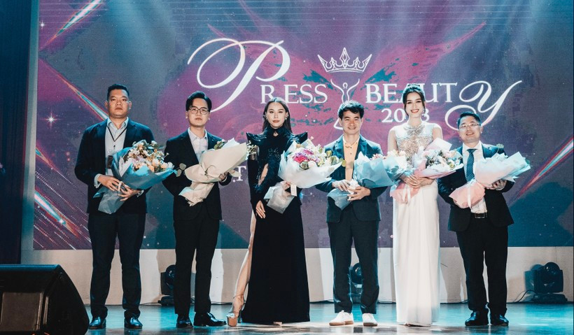 Nu sinh truong Bao the hien tu duy sac ben ve van de xa hoi