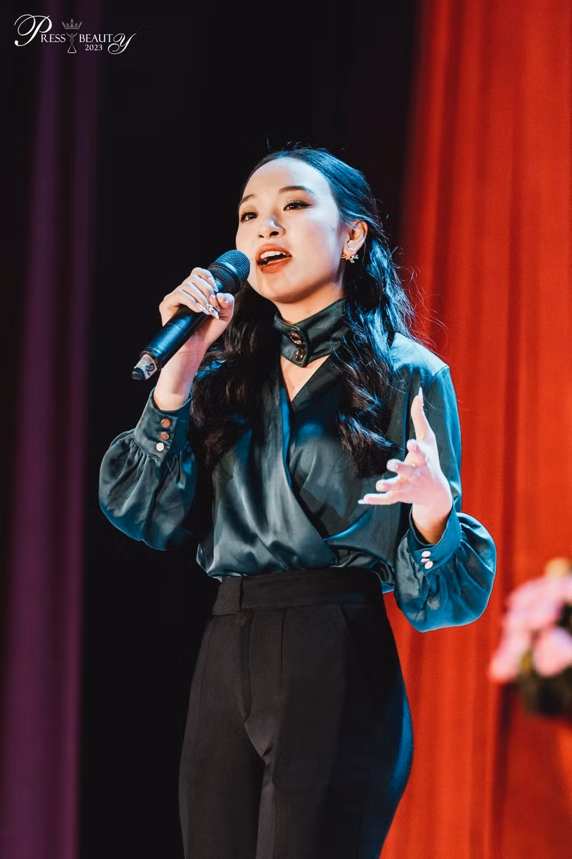 Nu sinh truong Bao the hien tu duy sac ben ve van de xa hoi-Hinh-2