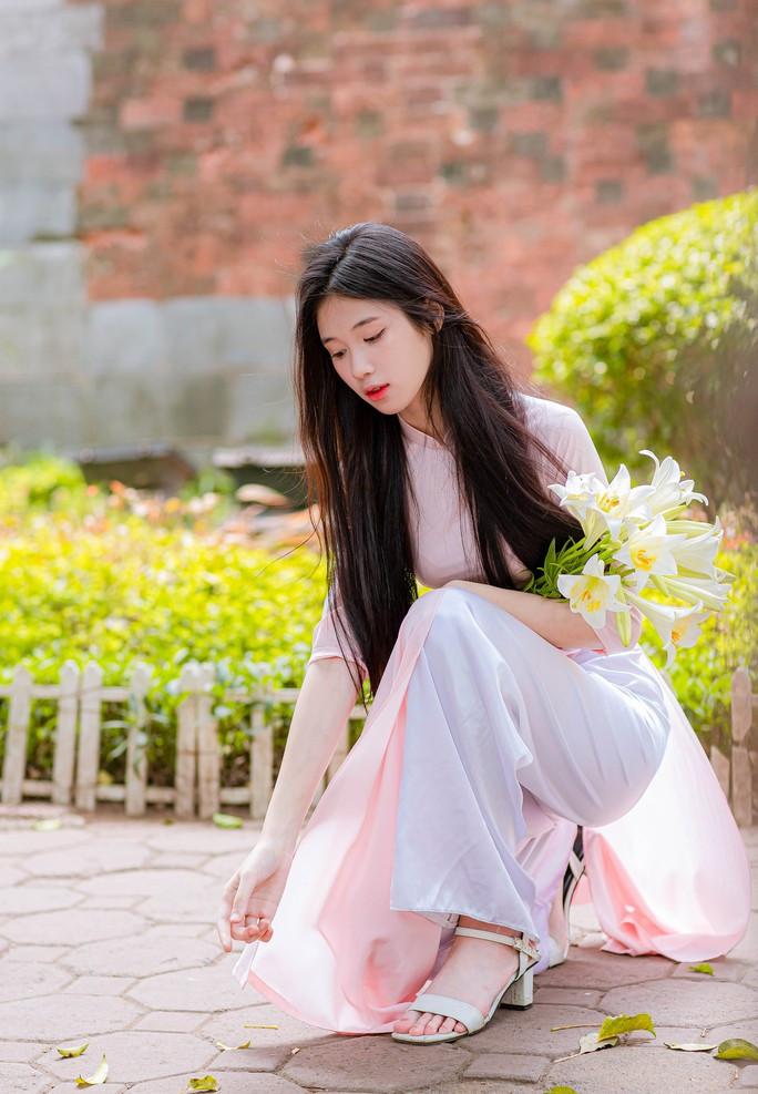 Nguyễn Linh Nhi (học sinh trường THPT Hoàng Cầu, Hà Nội) cho biết rất thích hoa loa kèn bởi hoa loa kèn mang màu trắng tinh khôi với mùi hương nhẹ nhàng. "Vào đầu mùa với ánh nắng dễ chịu nên em lựa chọn chụp ảnh với hoa loa kèn để kỉ niệm tuổi thanh xuân của mình" - Linh Nhi nói.