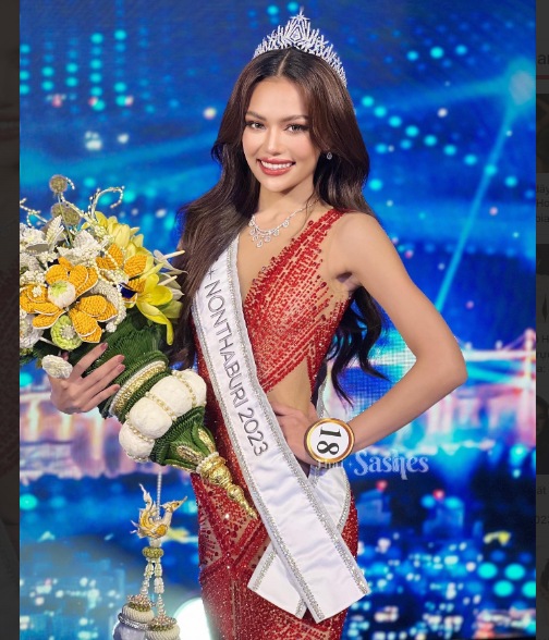 Khoảnh khắc một nàng Hậu gặp sự cố rớt vương miện khi đăng quang Khoanh khac mot nang Hau gap su co rot vuong mien khi dang quang