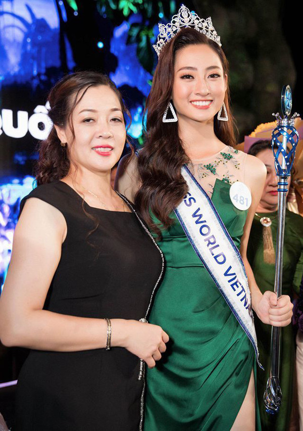Theo đó, Lương Thùy Linh tham gia Hoa hậu Thế giới (Miss World 2019) với tâm thế tự tin nhưng không hề phô trương. Hành trình của cô đến với Miss World rất âm thầm nhưng vô cùng hiệu quả. Điều khiến khán giả kỳ vọng nhất với Lương Thùy Linh chính là nhan sắc lẫn thành tích thể hiện tại cuộc thi của người đẹp.Cuối cùng, Lương Thùy Linh đã trở thành Hoa hậu Việt Nam duy nhất có thành tích cao tại cuộc thi Miss World. Cô lọt vào Top 12 của Miss World 2019. Hành trình cô đến với vị trí này vô cùng vững vàng và chắc chắn.