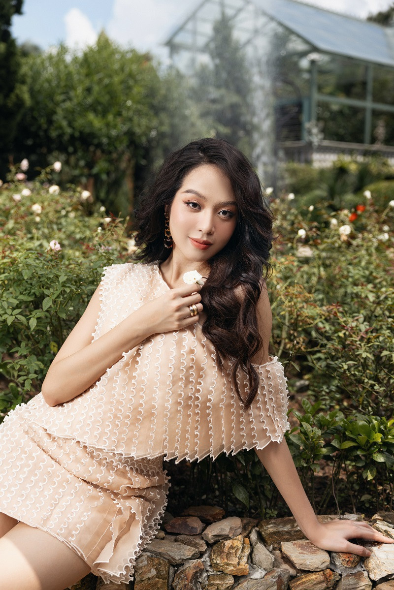 Nàng hậu năng nổ trong các hoạt động vì cộng đồng, lan tỏa những thông điệp tích cực, tham gia nhiều dự án ý nghĩa giúp ích cho xã hội. Cô không ngừng làm mới bản thân, thử nghiệm nhiều phong cách khác nhau.