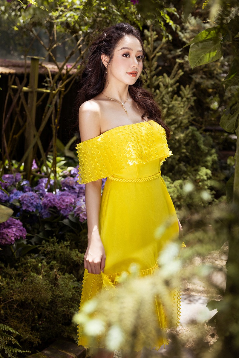 Diện những thiết kế cắt xẻ ấn tượng của NTK Công Trí, nàng hậu hóa nàng thơ quyến rũ.