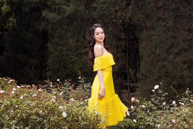  Hoa hậu Thanh Thủy gây chú ý với bờ vai thon cùng làn da trắng mịn khi chọn những tông màu nổi bật, nóng bỏng.