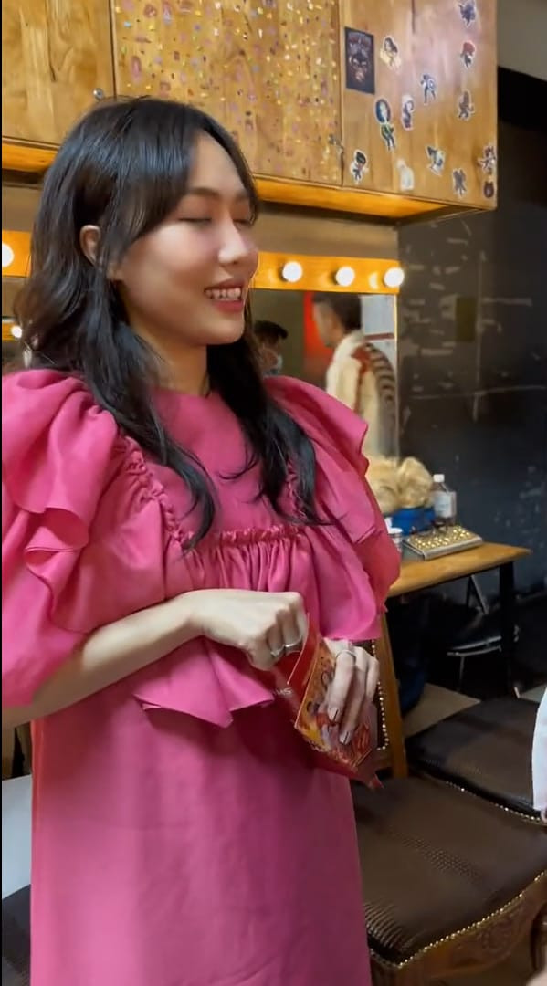 On lanh man li xi dong nghiep cua Dieu Nhi