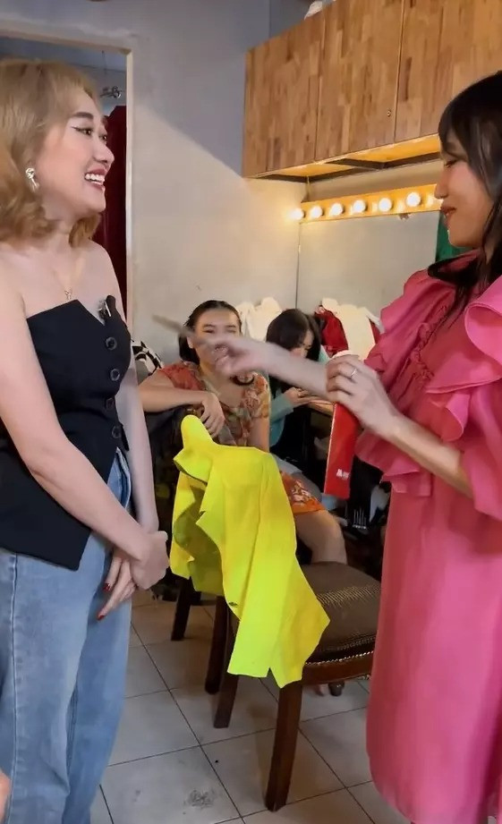 On lanh man li xi dong nghiep cua Dieu Nhi-Hinh-6