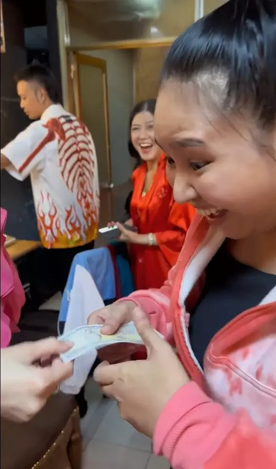 On lanh man li xi dong nghiep cua Dieu Nhi-Hinh-3