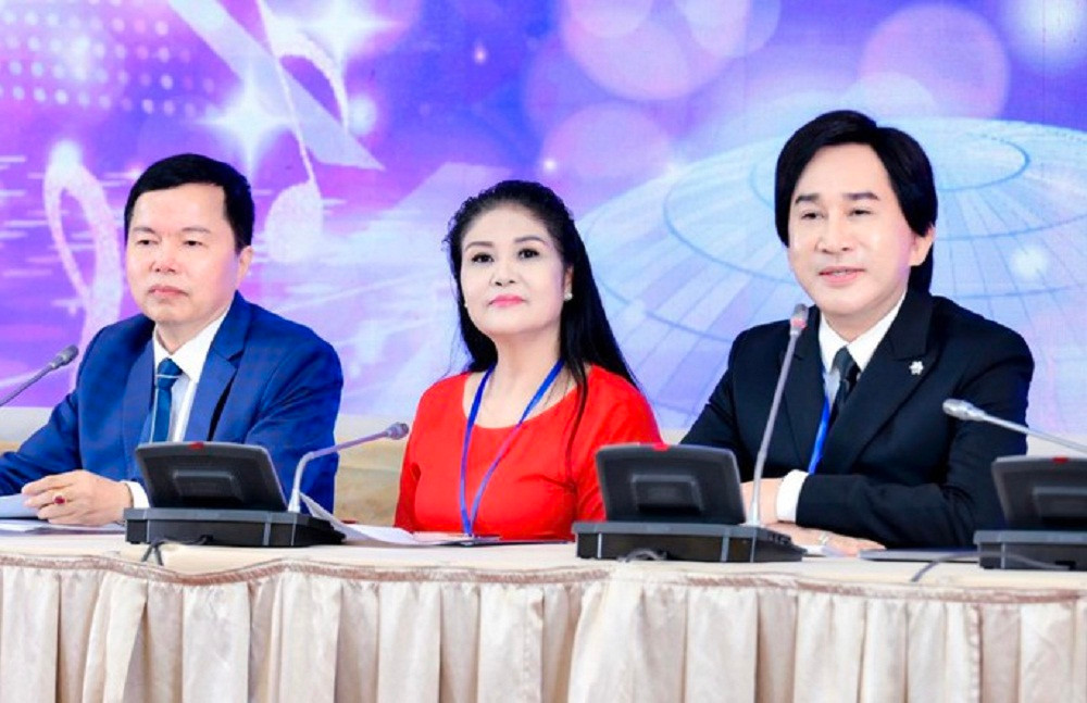 Từ trái sang: Tiến sĩ Phạm Trí Thành, NSND Thanh Ngoan, NSƯT Kim Tử Long trao đổi về cuộc thi.