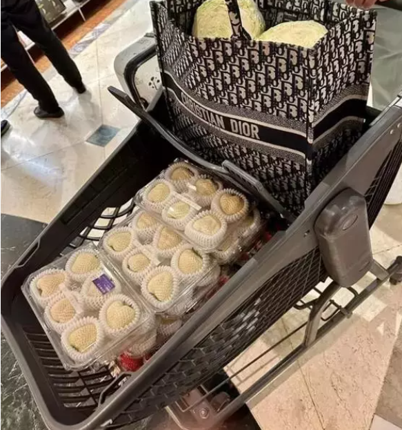 Đây không phải lần đầu tiên người đẹp này cho thấy sở thích tận dụng túi hiệu làm giỏ đựng thực phẩm. Trước đó Đoàn Di Băng gây chú ý khi đăng tải hình ảnh trong chuyến du lịch Hàn Quốc. Chia sẻ về việc mua sắm rau quả tại Hàn để mang về Việt Nam nhưng điều khiến nhiều người chú ý nhất lại là chiếc túi 90 triệu của Dior bị nhét chật cứng rau cải. Thậm chí, có thể thấy vì chứa rau nhiều mà chiếc túi đã căng phồng lên