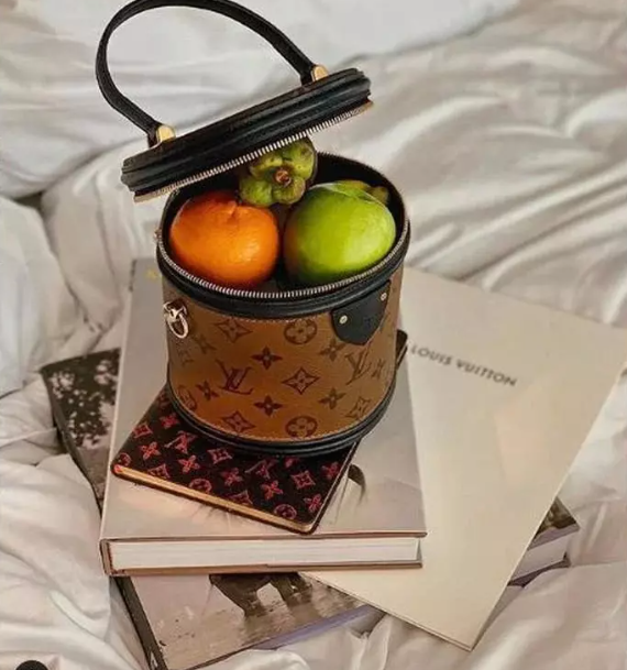 Chiếc túi Louis Vuitton hình trụ giá 2.340 USD (khoảng gần 54 triệu đồng) được các tín đồ thời trang thế giới phát cuồng thì Khánh Linh The Face cũng nhanh tay sắm một chiếc cho mình. Khi đăng hình ảnh đầu tiên của chiếc túi đựng đầy trái cây, cô chỉ bình luận “túi thì đựng gì chẳng được”.