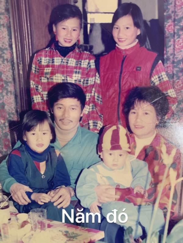 Mẹ ruột Phương Oanh từng có cuộc sống vất vả ở nhiều thập kỷ trước. Gia đình đông con nhưng bà và chồng luôn cố gắng để con được bằng bạn bè. Nói về bức ảnh, Phương Oanh từng viết: "Hơn 20 năm với bố cục "ngồi đúng chỗ " để thấy rằng: Thời gian thay đổi mọi thứ. Nhất là 2 đứa ngồi trong lòng bố mẹ giờ mà ngồi thẳng thì che khuất bố mẹ luôn. Năm đó con rụng răng vì sún, thì bây giờ bố mẹ rụng răng vì già (mặc dù đã trồng răng giả). Tre già - măng mọc là quy luật của tạo hóa, vậy nên sẽ lưu giữ, trân trọng từng phút giây, mọi khoảnh khắc khi còn có thể. Yêu thương vô bờ".