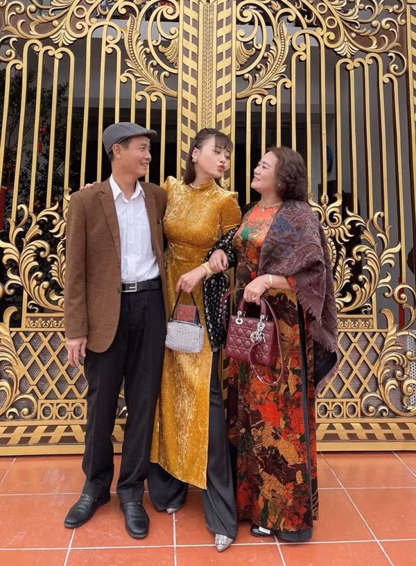 Bà ngày càng trẻ đẹp và tận hưởng khoảnh khắc bình yên trong biệt thự ở quê nhà, Hà Nam.