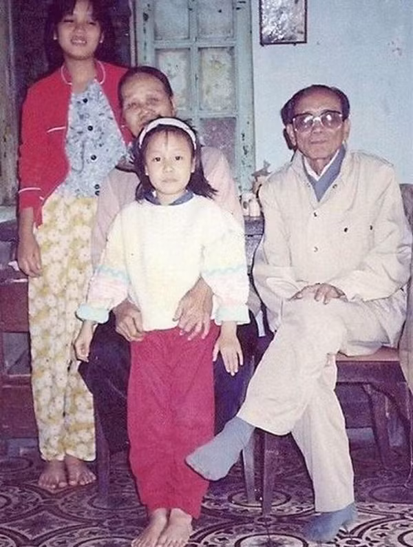 Mẹ ruột kín tiếng của Hoa hậu Ngô Phương Lan - Hình 2 Me ruot kin tieng cua Hoa hau Ngo Phuong Lan-Hinh-2