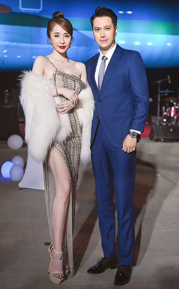 Bên cạnh đó, thời gian chia tay tình cũ của hai người cũng gần nhau, nhiều điểm chung khiến netizen nghi vấn hẹn hò dù chính chủ nhiều lần phủ nhận. Sau đó, mỗi lần Quỳnh Nga và Việt Anh xuất hiện chung tại sự kiện, đứng chung một khung hình, cũng như mọi động thái trên mạng xã hội của cả hai đều bị cộng đồng mạng "soi kỹ".