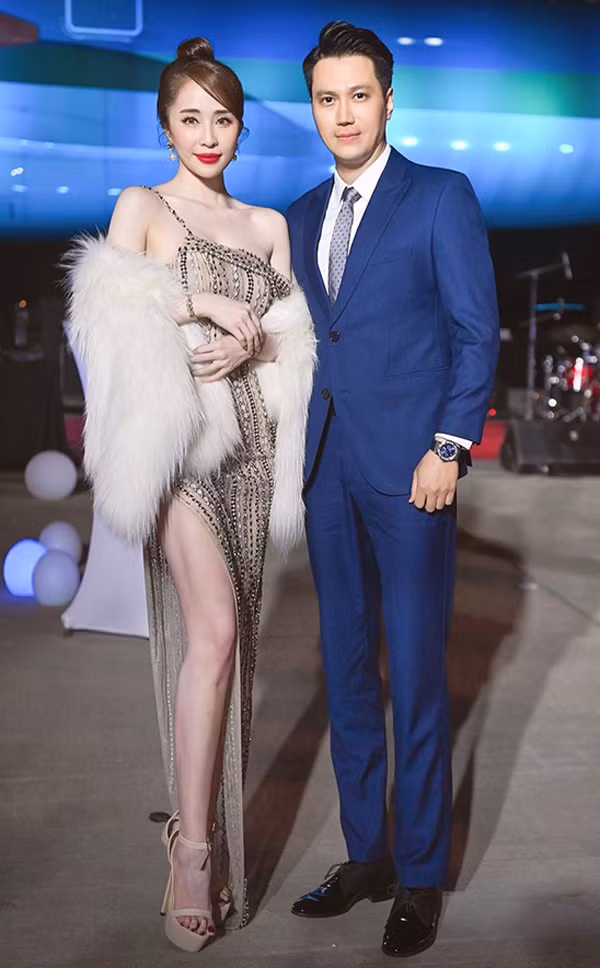 Bên cạnh đó, thời gian chia tay tình cũ của hai người cũng gần nhau, nhiều điểm chung khiến netizen nghi vấn hẹn hò dù chính chủ nhiều lần phủ nhận. Sau đó, mỗi lần Quỳnh Nga và Việt Anh xuất hiện chung tại sự kiện, đứng chung một khung hình, cũng như mọi động thái trên mạng xã hội của cả hai đều bị cộng đồng mạng "soi kỹ".