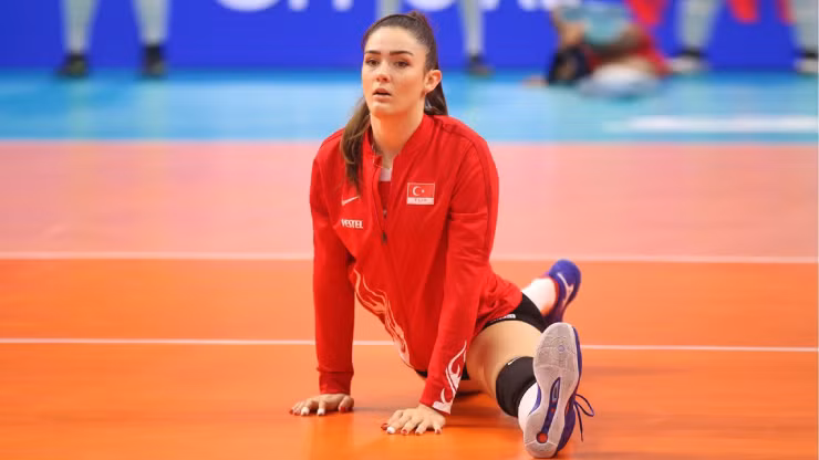 Hot girl bong chuyen tung 20 cu dap “mat bong”, mat thuong kho thay-Hinh-3