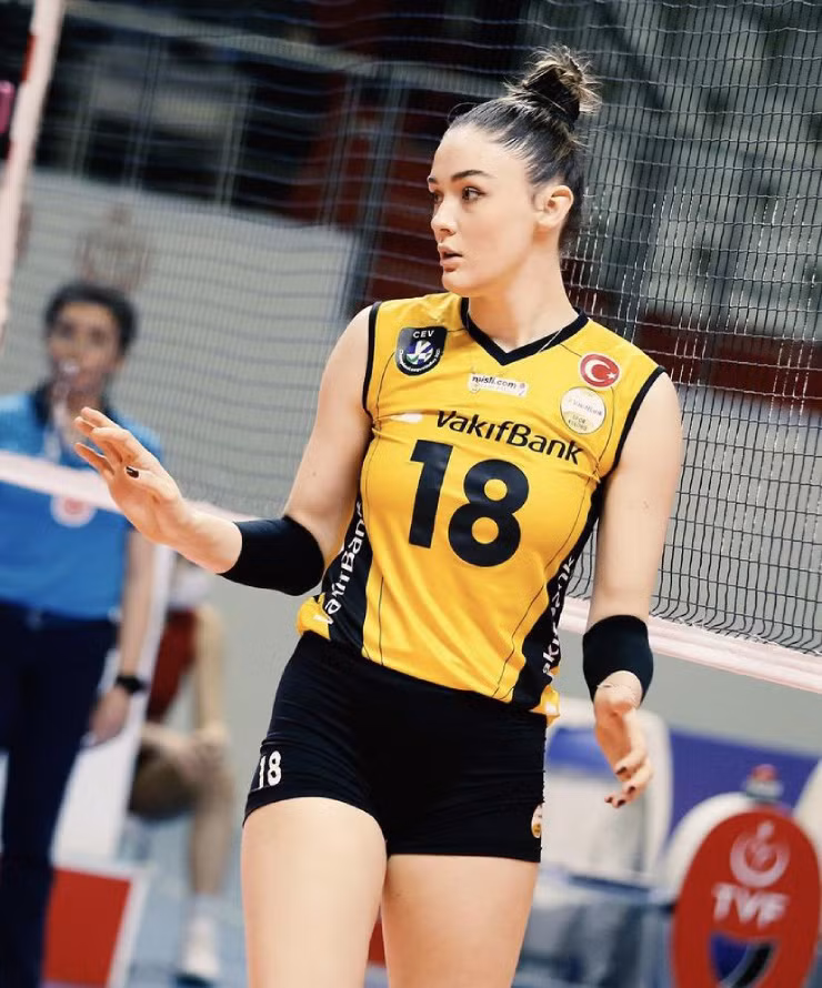 Hot girl bong chuyen tung 20 cu dap “mat bong”, mat thuong kho thay-Hinh-4