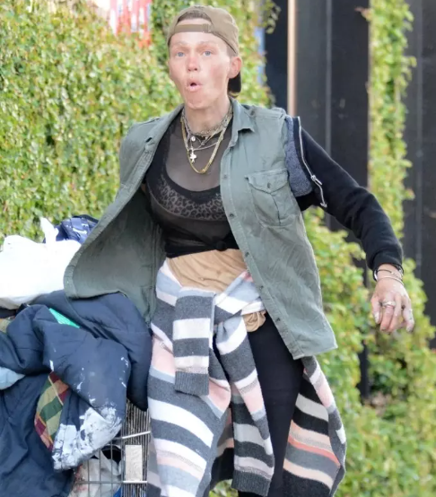 Người mẫu nổi tiếng bới rác trên đường phố sống qua ngày Nguoi mau noi tieng boi rac tren duong pho song qua ngay