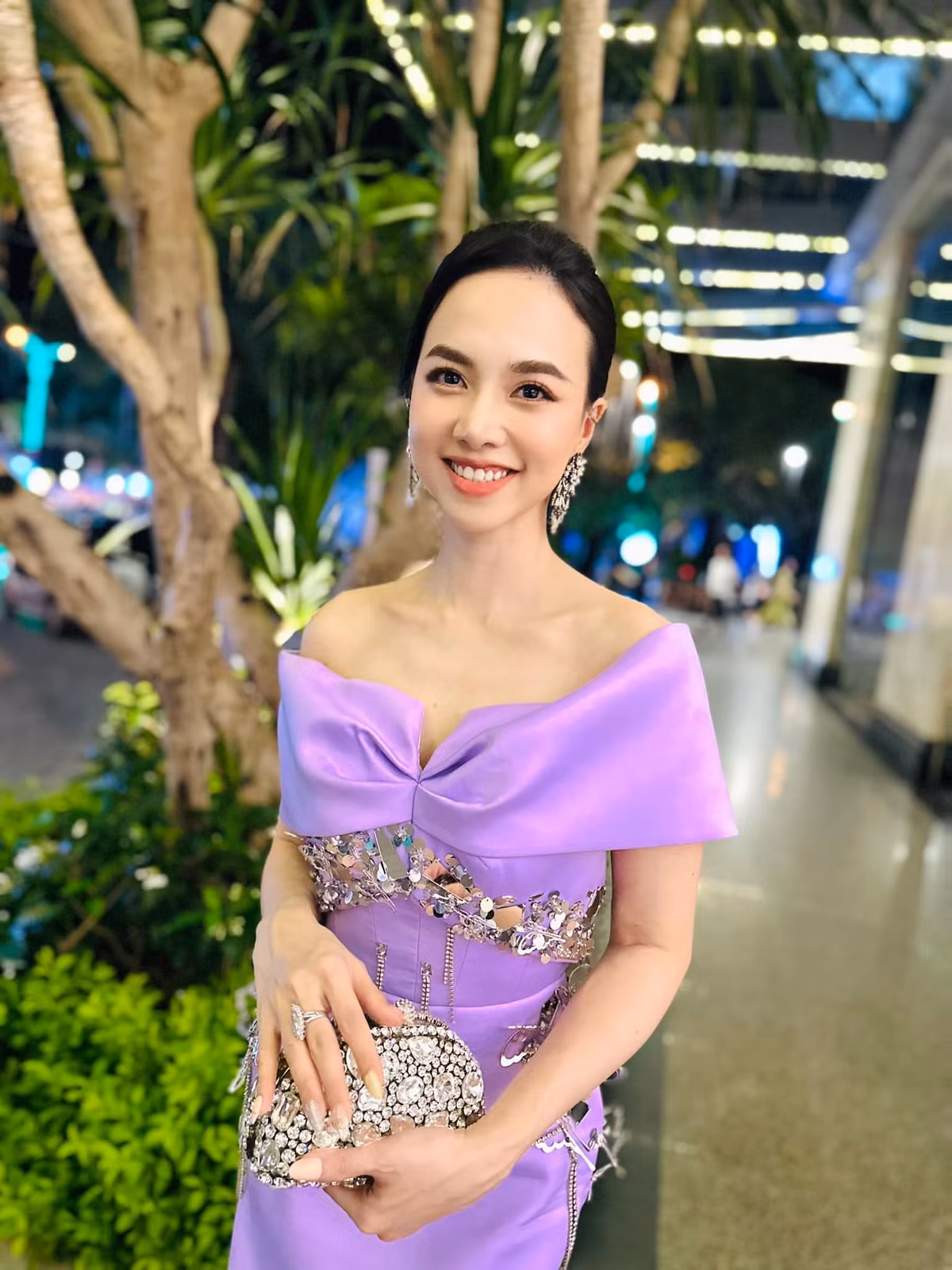 Ở tuổi 39 và đã trải qua 2 lần sinh nở nhưng Đinh Ngọc Diệp vẫn giữ được vóc dáng gợi cảm cùng vòng eo con kiến. Rất nhiều fan hâm mộ vẫn theo dõi cô và nhắn gửi muốn Đinh Ngọc Diệp sẽ quay trở lại showbiz vào một ngày gần nhất.